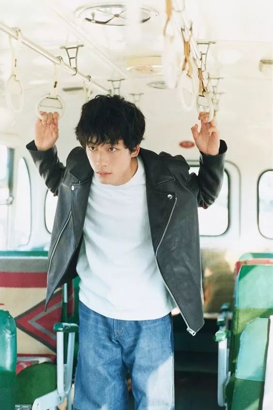 男生海边拍照如何摆pose,双人男生拍照pose姿势大全