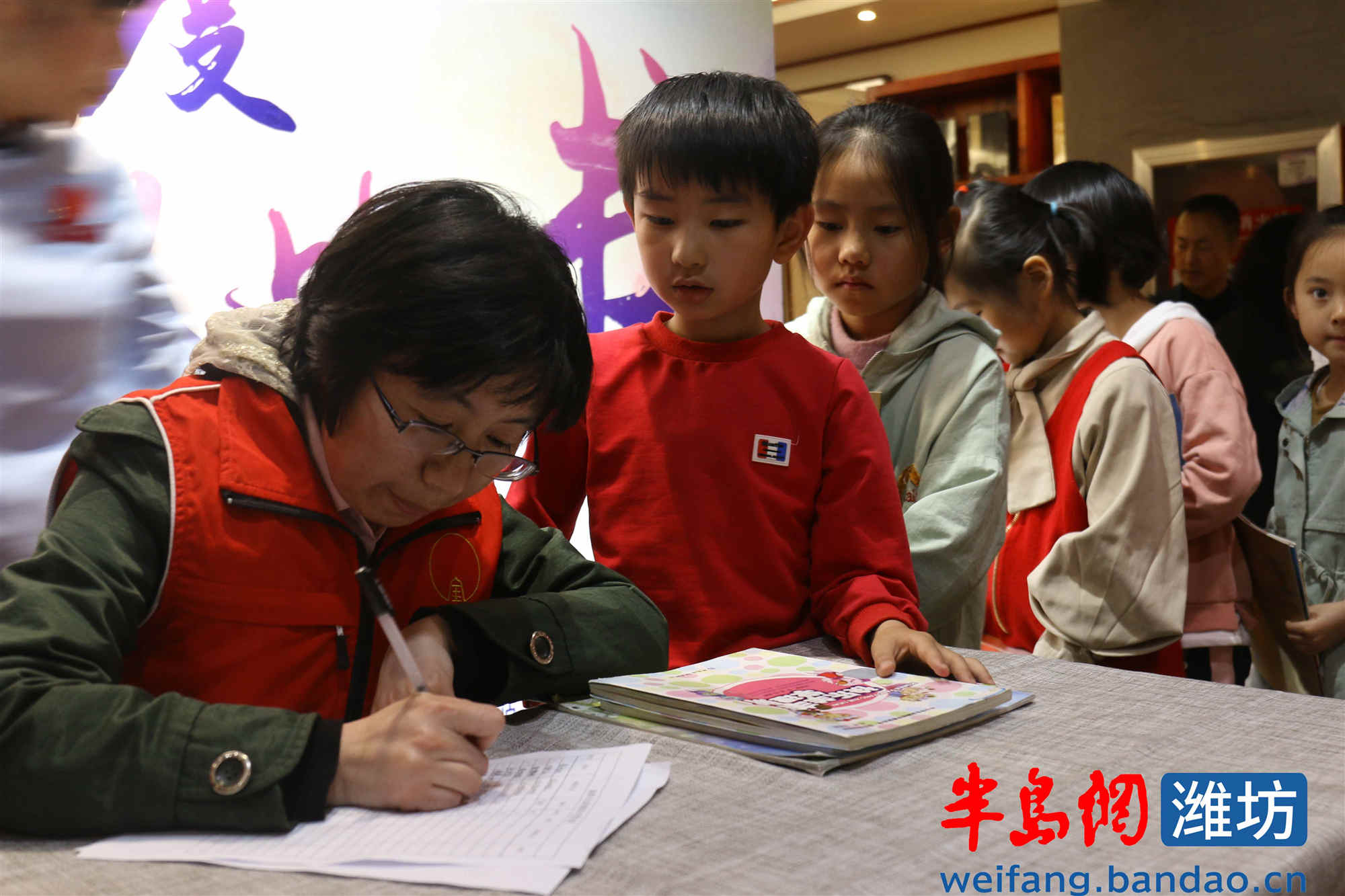 京广传媒携手金阳公益在市区投入6个爱心书屋