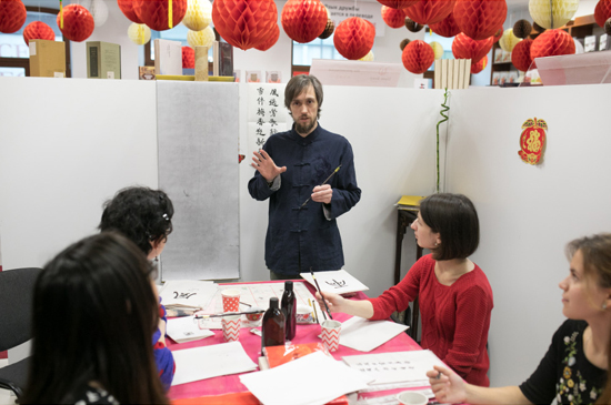 老外学习中国书法,当歪果仁爱上中国戏