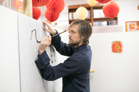 老外学习中国书法,当歪果仁爱上中国戏