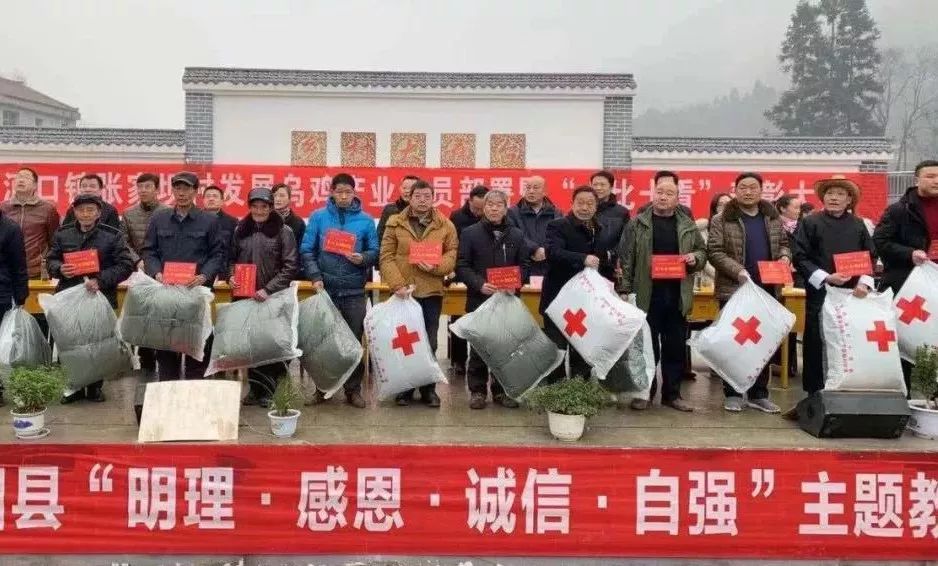 激发脱贫群众内生动力方面措施,深入基层讲解政策凝心聚力促脱贫