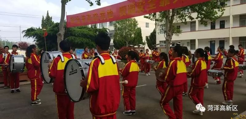 菏泽高新区举行全区中小学少先队标志礼仪互检互学互促活动