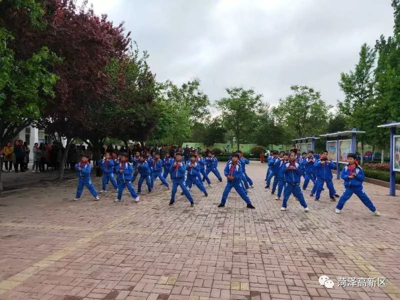 菏泽高新区举行全区中小学少先队标志礼仪互检互学互促活动