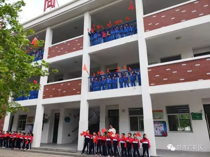 菏泽高新区举行全区中小学少先队标志礼仪互检互学互促活动