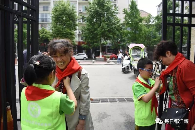 都江堰市“zhì在社区·文明共享”青少年主题社会实践活动启动啦！