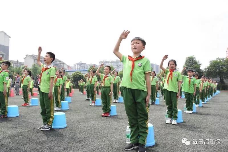 都江堰市“zhì在社区·文明共享”青少年主题社会实践活动启动啦！