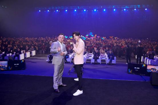 鹿晗捐赠公益足球场多少钱,鹿晗直播礼物捐足球场是真的吗