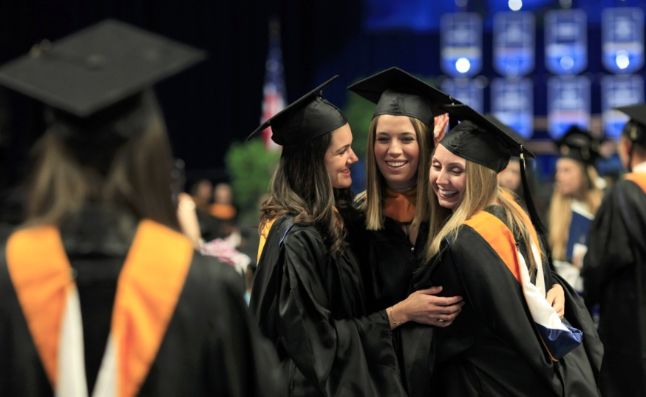 出国那么好？上海5套房的姑娘在加拿大给人洗脚，大学教授切肉博士生扫地