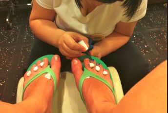 出国那么好？上海5套房的姑娘在加拿大给人洗脚，大学教授切肉博士生扫地