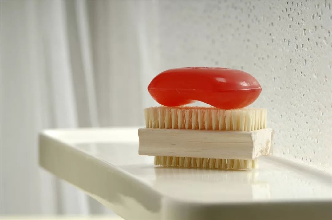 什么妙招让高跟鞋穿多久都不累,高跟鞋擦点油