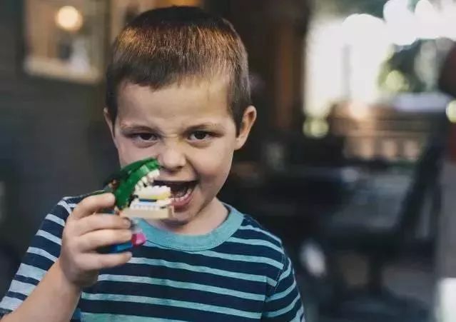 出行旅游坐飞机不可以带什么,五一出行需要戴墨镜吗