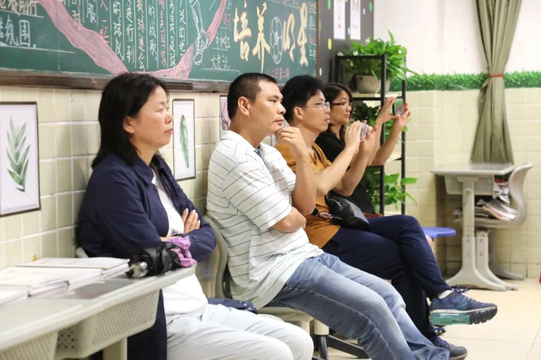 家长走进课堂上体育课,家长进入教室听老师的课