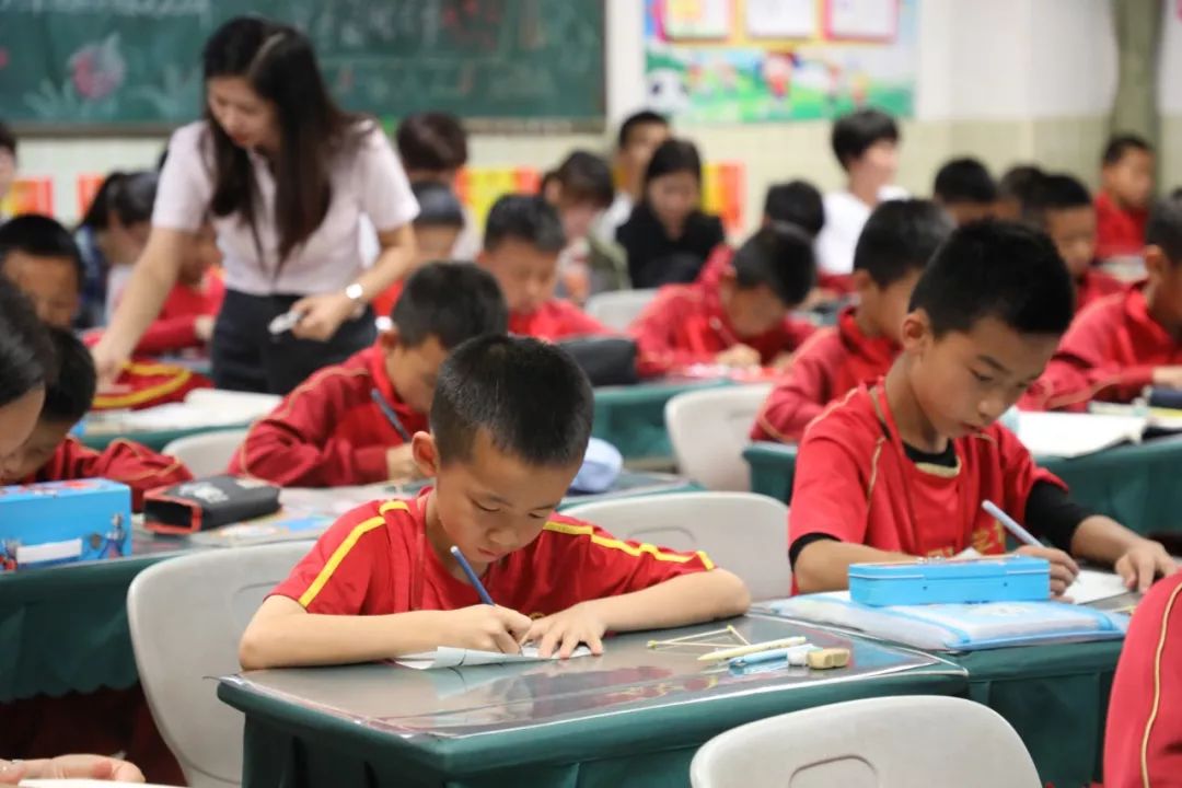 家长走进课堂上体育课,家长进入教室听老师的课