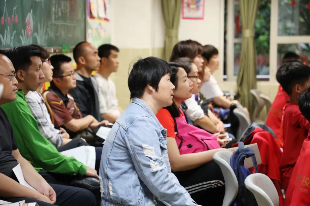 家长走进课堂上体育课,家长进入教室听老师的课