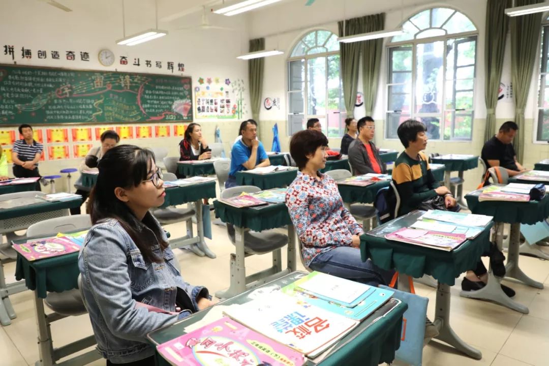 家长走进课堂上体育课,家长进入教室听老师的课