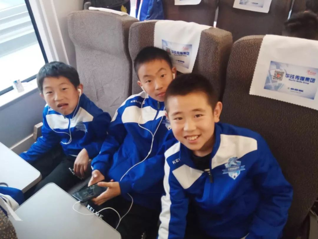 和根伟俱乐部一起长大的孩子……读故事互动送一套训练服