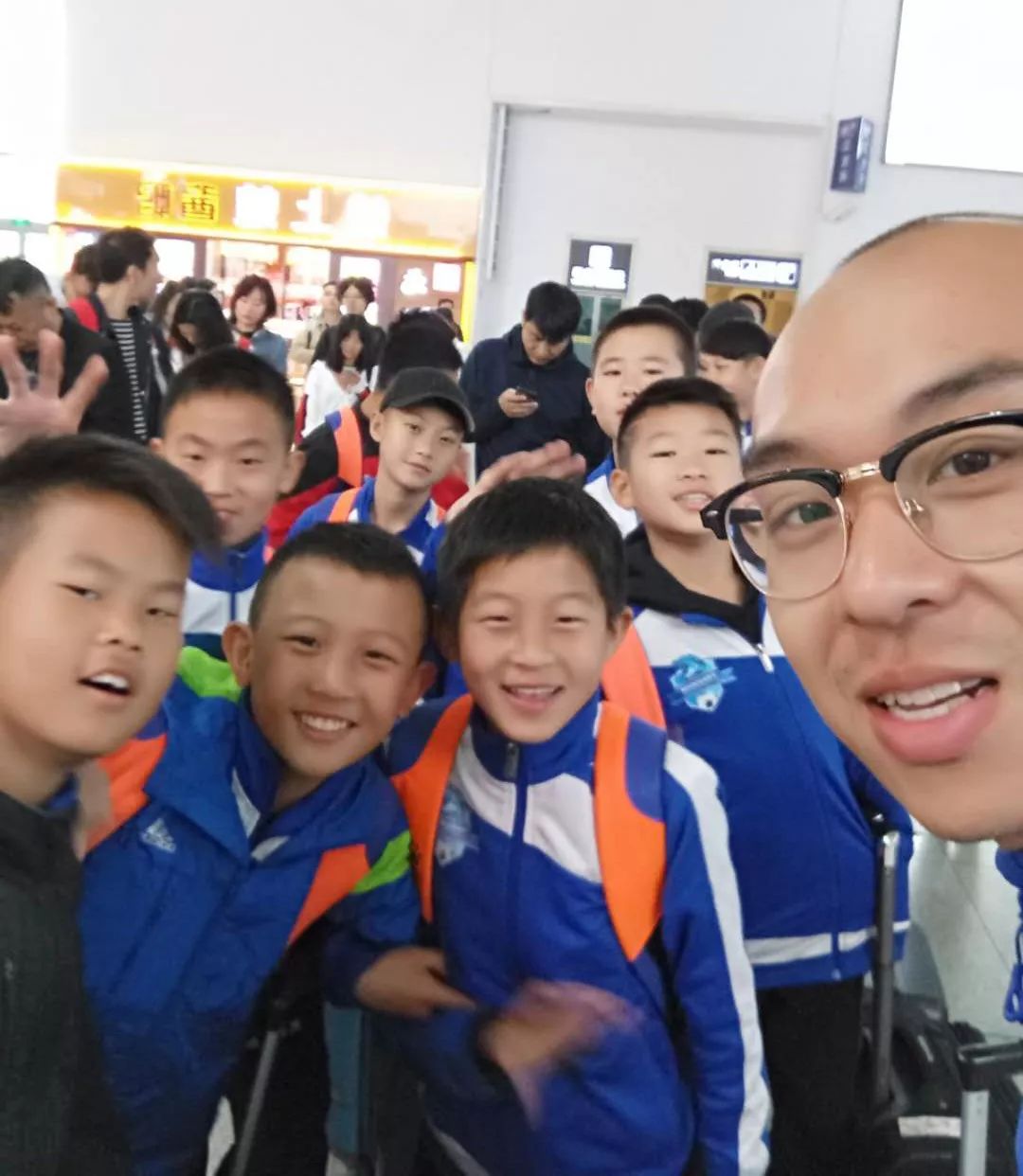 和根伟俱乐部一起长大的孩子……读故事互动送一套训练服