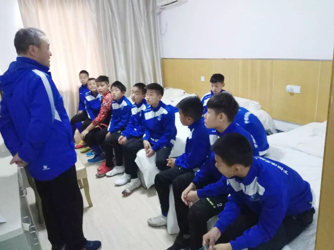 和根伟俱乐部一起长大的孩子……读故事互动送一套训练服