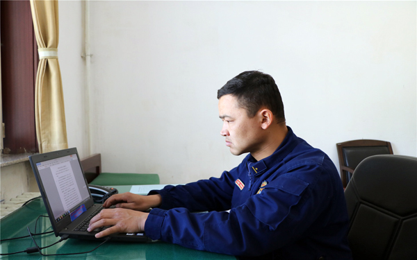 劳动最光荣消防员,劳动最光荣为勤劳的人们点赞