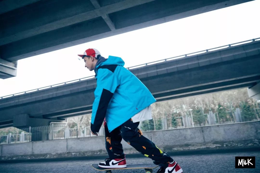 百褶裙搭配老爹凉鞋,秋冬新款时尚拼接百褶裙