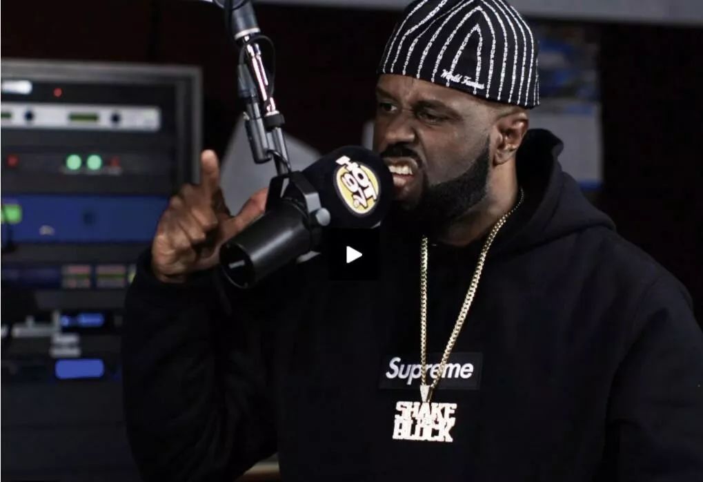 百褶裙搭配老爹凉鞋,秋冬新款时尚拼接百褶裙