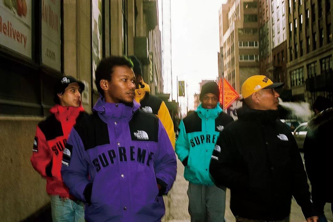 百褶裙搭配老爹凉鞋,秋冬新款时尚拼接百褶裙