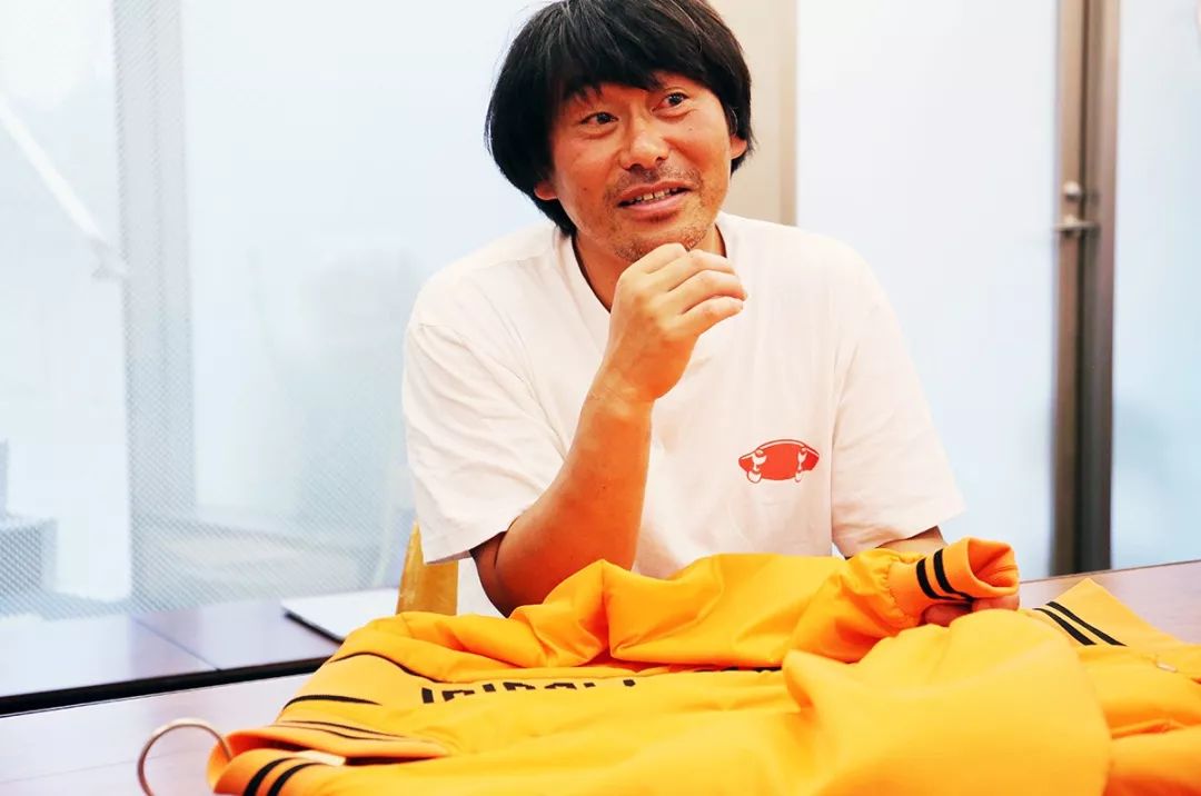 百褶裙搭配老爹凉鞋,秋冬新款时尚拼接百褶裙