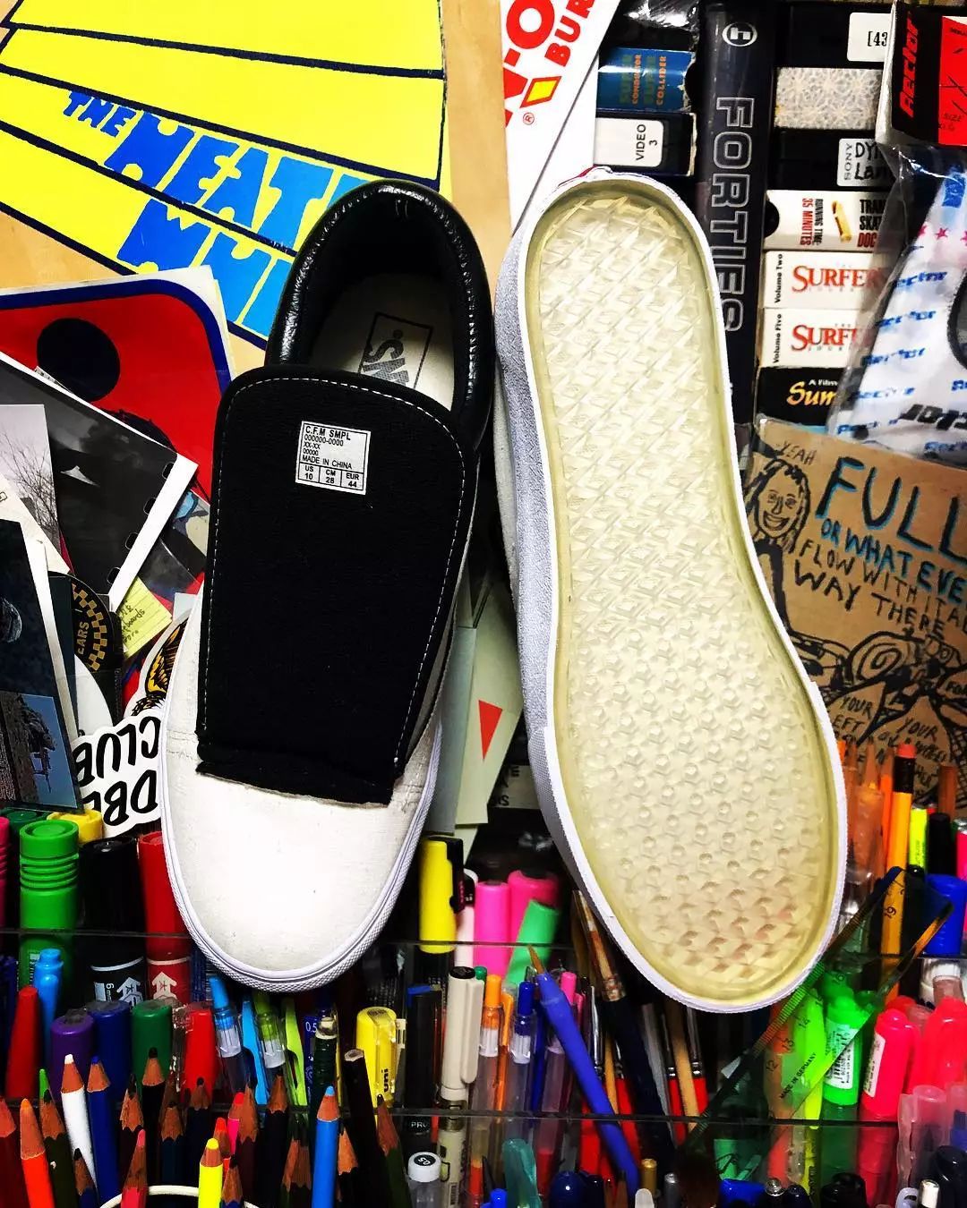 百褶裙搭配老爹凉鞋,秋冬新款时尚拼接百褶裙