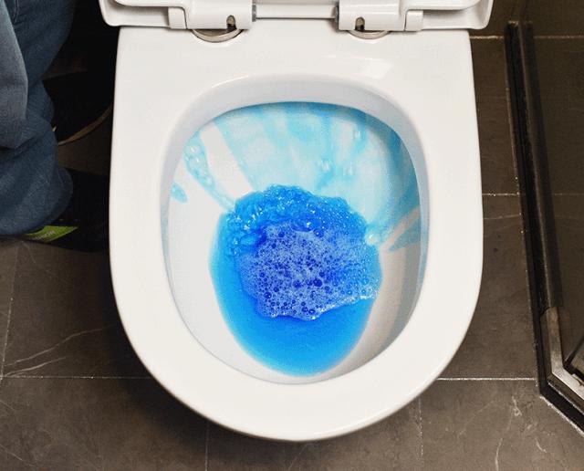 马桶下水管道一直有异味怎么解决,马桶里的脏东西洗不下来怎么办