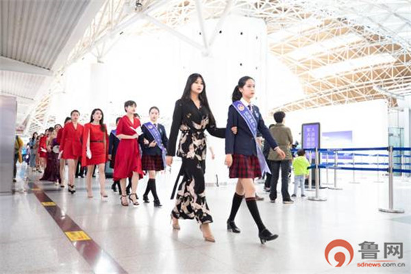 00后准空姐青年节快闪唱响青春,空姐空少迎客视频