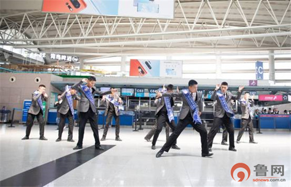 00后准空姐青年节快闪唱响青春,空姐空少迎客视频