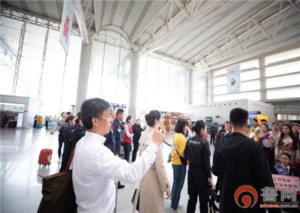 00后准空姐青年节快闪唱响青春,空姐空少迎客视频