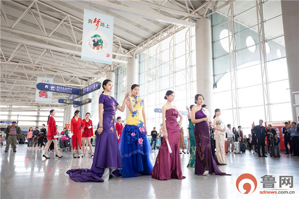 00后准空姐青年节快闪唱响青春,空姐空少迎客视频