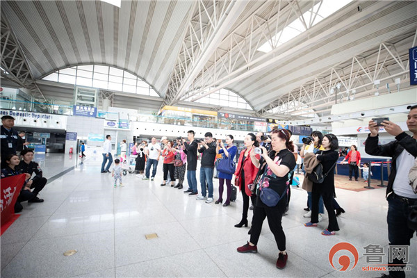 00后准空姐青年节快闪唱响青春,空姐空少迎客视频