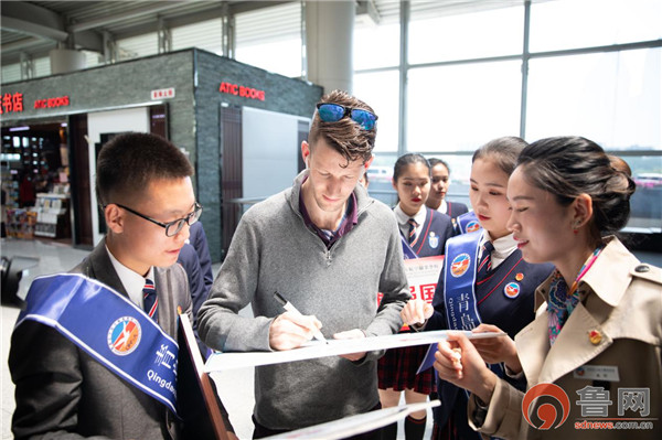 00后准空姐青年节快闪唱响青春,空姐空少迎客视频