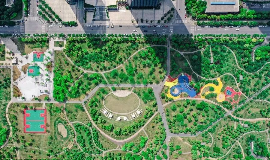 能踢足球打篮球的公园,绿轴足球公园