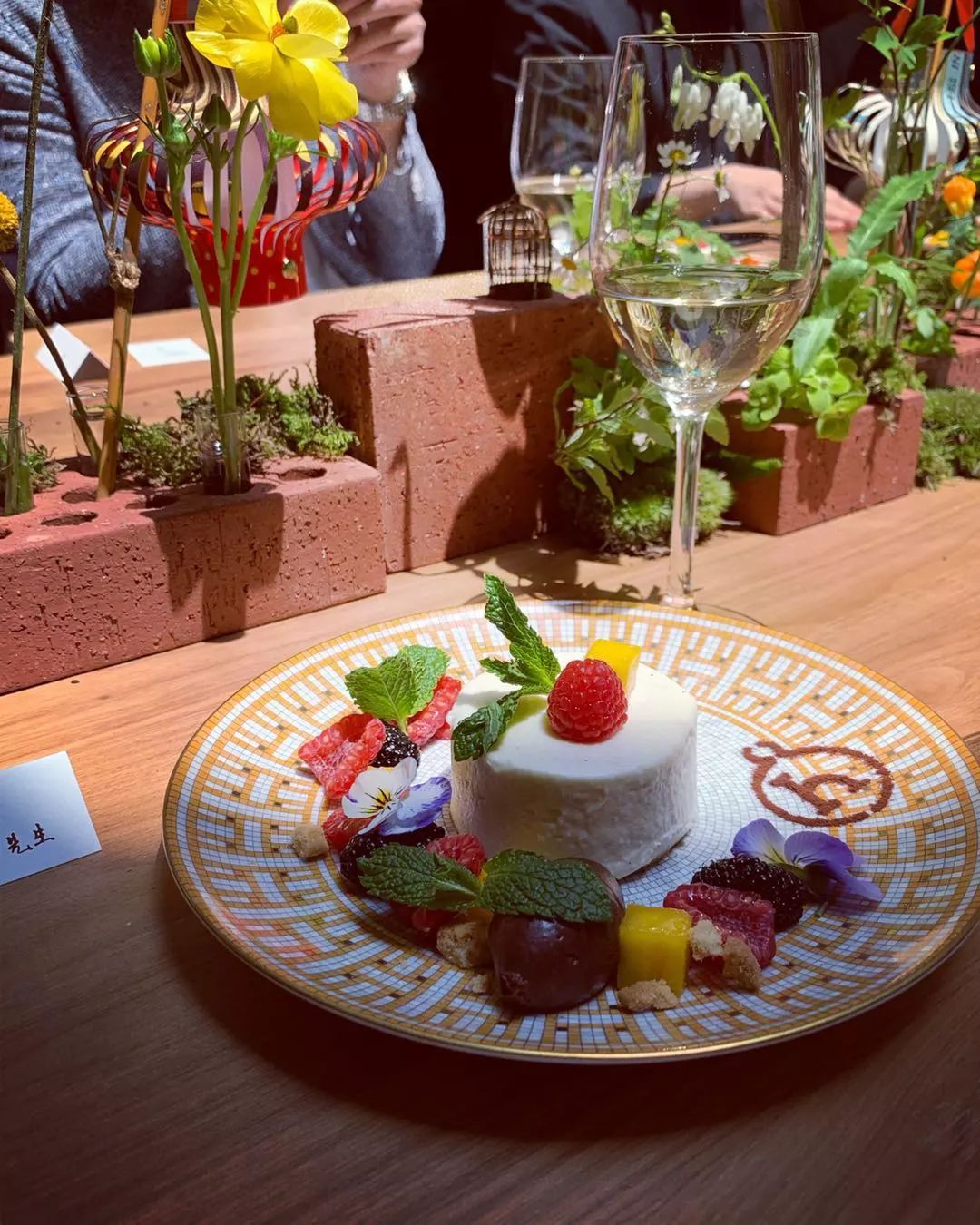 大家都开始做联名了，爱马仕和成都的“联名款”是怎样的？