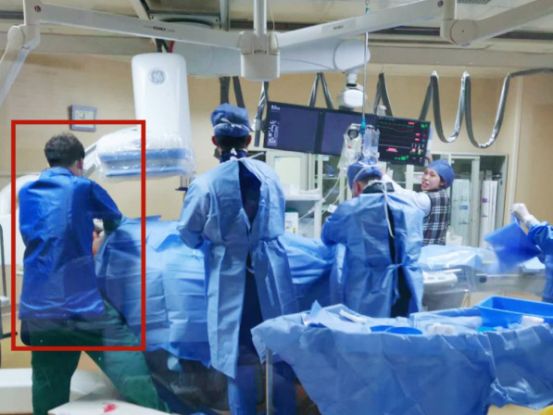 惊险男子身悬18楼外消防奋力营救,惊险浙江男子手被锯断不停喷血