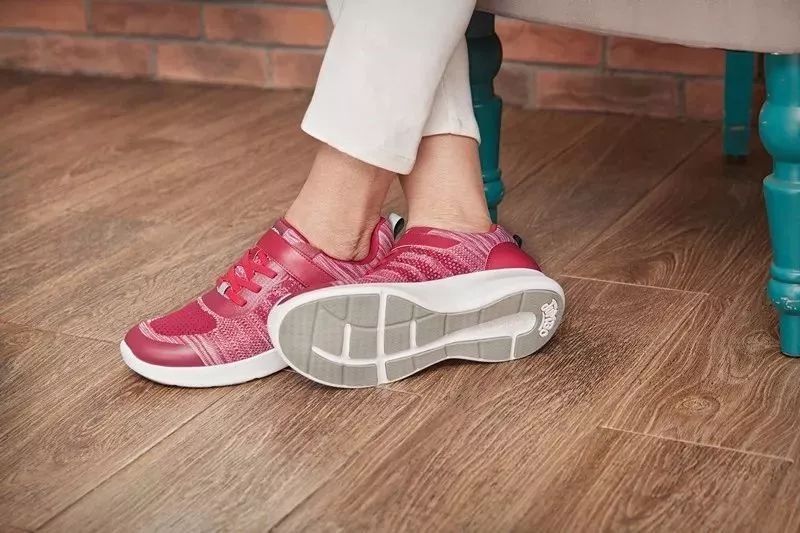 专为父母设计的健步鞋，防滑轻巧、透气时髦，我们自己穿也行！