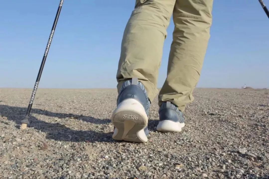 专为父母设计的健步鞋，防滑轻巧、透气时髦，我们自己穿也行！