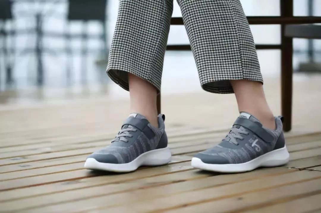 专为父母设计的健步鞋，防滑轻巧、透气时髦，我们自己穿也行！