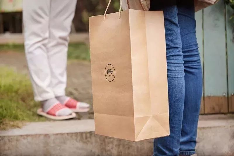 专为父母设计的健步鞋，防滑轻巧、透气时髦，我们自己穿也行！