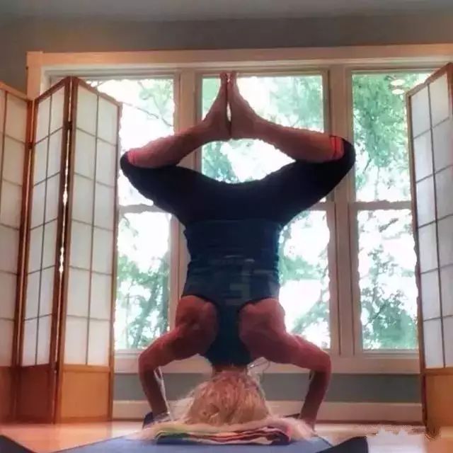 她50岁练瑜伽如今仍然美如花,45岁女人做的变年轻最基础的瑜伽