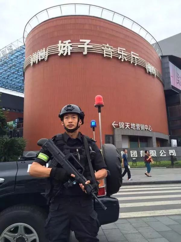 成都市公安局特警支队,成都特警深夜检查