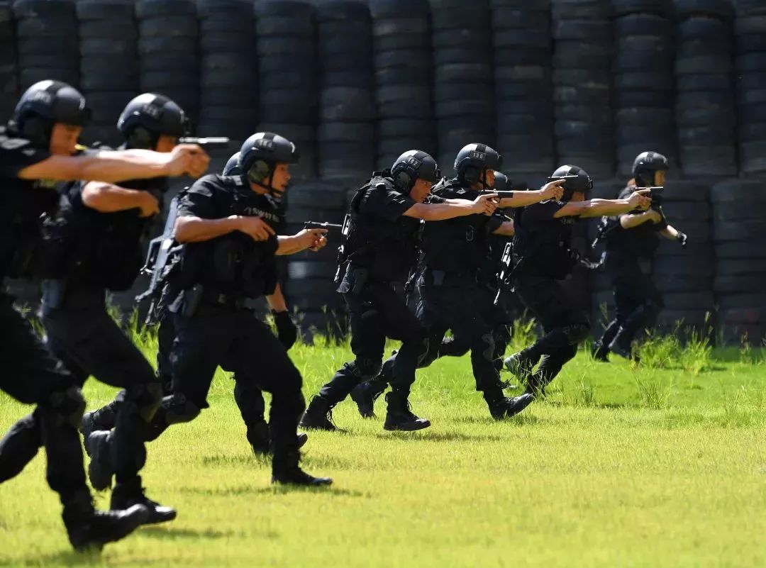 成都市公安局特警支队,成都特警深夜检查