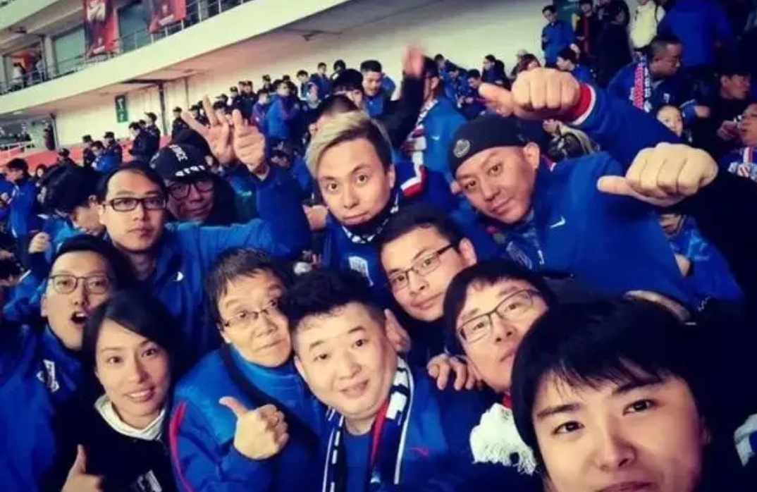 最美的花化成夜空最亮的星，王大雷送花篮哀悼张阿姨引球迷点赞