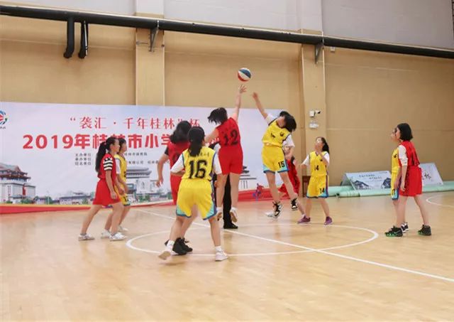 桂林小学篮球比赛,气势如虹开门红展示