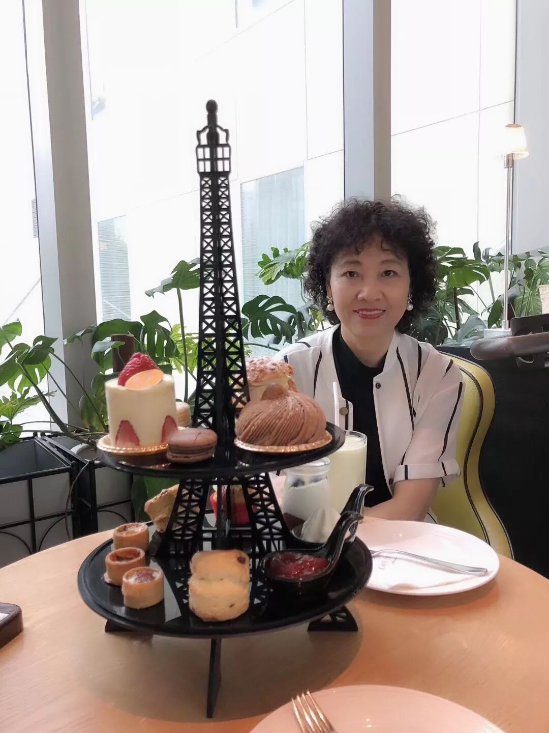 原来这些长相年轻的妈妈都有一套保养秘籍，赶紧转给我妈看~