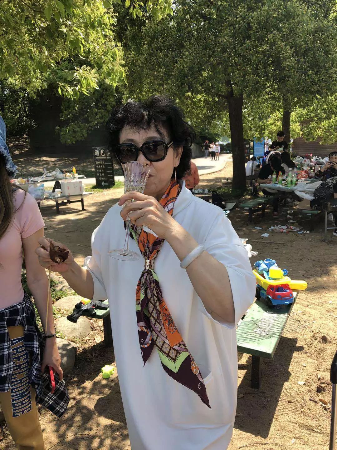 原来这些长相年轻的妈妈都有一套保养秘籍，赶紧转给我妈看~