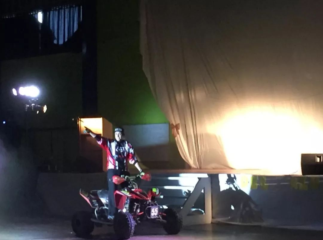 他们被平等和尊重地对待，而不是被规训为一棵韭菜丨周末